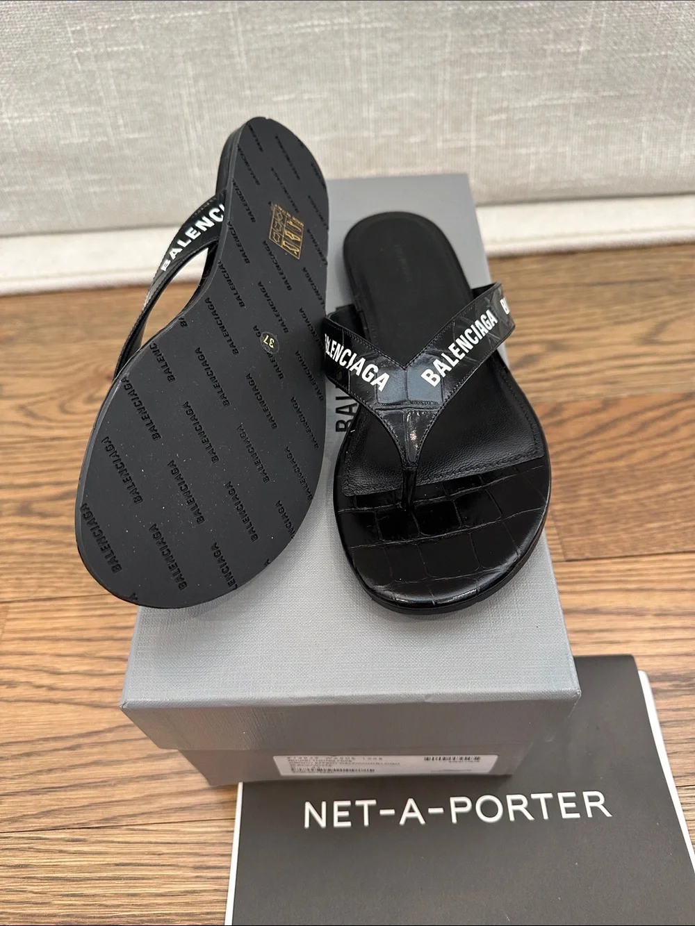 Balenciaga Black Patent Logo Thong Sandals - Picture 2 of 3